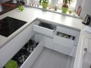 Šuplíky jsou doplněny pojezdy s automatickým dovřením
