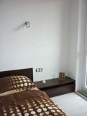 Na obou stranách postele je nad hlavami umístěna lampička na čtení