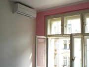 Dceřin pokojíček je laděn do něžné růžové