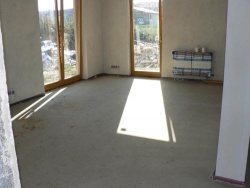 Anhydritové podlahy byly hotové za dopoledne. Po vyschnutí se na rovný povrch bude pokládat plovoucí podlaha