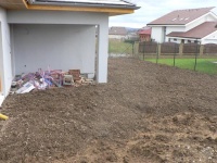 Pro vyrovnání terénu kolem domu navezli čtyři nákladní vozy zeminy