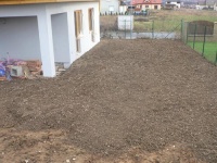 Pro vyrovnání terénu kolem domu navezli čtyři nákladní vozy zeminy