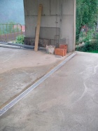 Při liniovém odvodňování zpevněných ploch je voda zachycována a odváděna v souvislé linii