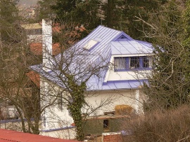Neobvyklé zabarvení plechové sřechy působí rozverným a veselým dojmem. Důležitá je ovšem barevná sladěnost s fasádou domu