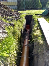 Uložení odpadních rour byla skládačka pro stavbyvedoucího. Potrubí pro vodu ukládala vodárenská společnost, plynovodní přípojku plynárna přes svého zprostředkovatele.