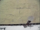 Nevyplněnou spárou mezi starší a novou omítkou proniká do domu vlhkost