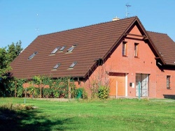 Velký přesah střech umožnil vybudovat vedle garáže prostorné zázemí