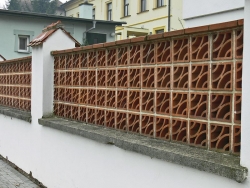 Zděný plot s keramickými prvky má několik výhod: snadno a rychle se staví, působí odlehčeně, zdobně a velmi snadno se udržuje