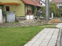 Když je materiál (kameny, štěrk a písek) při ruce, tak jde budování příjezdu snadno a rychle