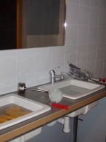 Zvolili praktickou variantu dvou umyvadel zapuštěných do dřevěné desky