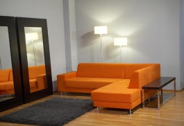 Rohová sedací souprava  Daidalos, subtilní kovové podnoží, látkové čalounění, cena od 32 620 Kč, POLSTRIN DESIGN           