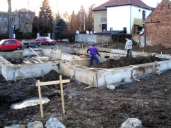 Stavba bednění trvala Jankovi a jeho příbuzným devatenáct hodin