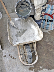 Vodu do směsi písku, vápna a cementu přilévejte opatrně, abyste maltu takzvaně neutopili.
