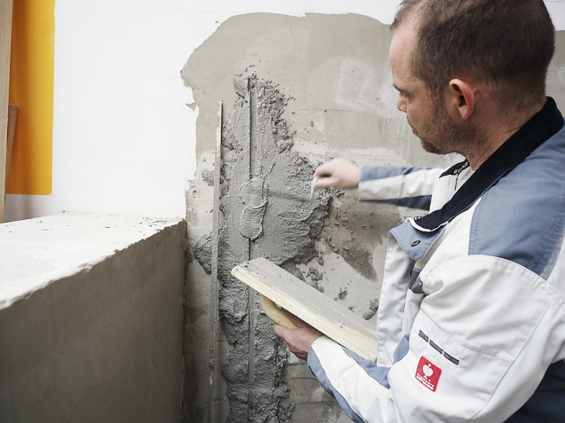 Nakonec spáru po dřevěném omítníku zapravte maltou pomocí zednické lžíce a doplněnou maltu upravte do roviny hladítkem. Srovnanou maltu nechte zavadnout a finálně začistěte pomocí hladítka.