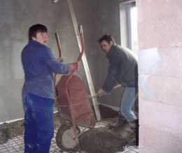 Fólie a kari síť se pokládala na polystyrén v místnostech, kde nebude podlahové topení