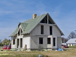 Sedvičové panely včetně izolací se vyrábějí v dílnách. Přímo na staveništi z nich pak během krátké doby vzniká obvodový plášť i vnitřní příčky hrubé stavby