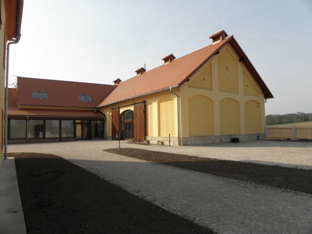 Bývalá římskokatolická fara v Dubenci je důkazem, že soukromí investoři se dokáží zhostit záchrany církevních památek citlivým způsobem a s respektem ke kulturnímu dědictví. Komerční využití nově zrekonstruované fary neubralo místu výjimečnou atmosféru a naopak se ji snaží návštěvníkům na každém kroku připomenout. (Foto: Bramac)