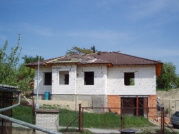 Po dlouhé zimě se konečně mohlo začít s prácí na střeše Moničina domu