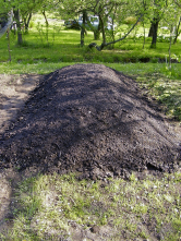 Vysoké záhony jsou na průřezu oblé, nemají zpevněné boky a zpravidla poskytují větší pěstební plochu. Dospod se dává silnější materiál (dřevo, větve), dále pak listí, sláma a navrch kvalitní kompost. Lze vytvořit i záhony se šikmou plochou, klopenou k jihu, vytvářející tzv. sluneční past, vhodné pro teplomilnou zeleninu. V těchto případech se skládá nebo vyplétá klopená půlkruhová zadní/boční stěna a je praktické umístit na přední stranu prkno nebo hranol, jež zachytí zeminu splavovanou při prudších deštích, než záhon zcela pokryjí rostliny.