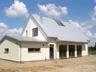 Hlavním nosným prvkem stavby je skelet z tenkostěnné pozinkované oceli, doplněný minerální vlnou a sádrovláknitými deskami Fermacell pro dosažení optimálních požadovaných vlastností stavby.
