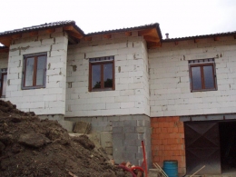 Stavba díky oknům konečně začíná vypadat jako dům