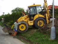 Bagr měl problém se otočit na úzké příjezdové cestě