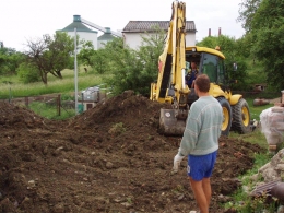 Známý bagrista pomohl se základní úpravou terénu okolo domu