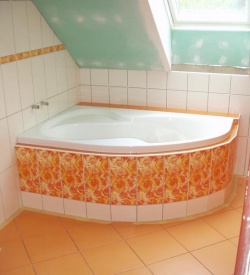 Horní koupelnu obložil také Janův kamarád