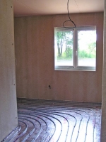 Iva chce mít komínovou digestoř, a tak bylo nutné instalovat kanálek pro přívod vzduchu ke krbovým kamnům