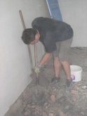 Půlmetrová vrstva sutě, která byla pod podlahou, se musela vybrat a vynést do kontejneru