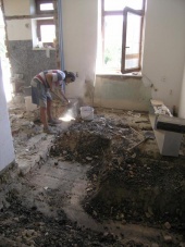 Po odstranění starých příček se začal byt připravovat na stavbu nových