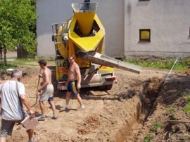 Výkopy se prováděly rychlostí 0,5 m/3 h za kontroly archeologů