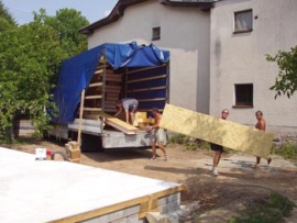 Objednaná firma provedla izolaci okrajového pásu základové desky lepenkou