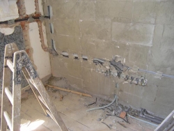 Nové rozvody elektriky se po uvážení udělaly v celém bytě
