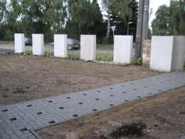 Janek se vrhnul na venkovní úpravy, především okapové chodníčky