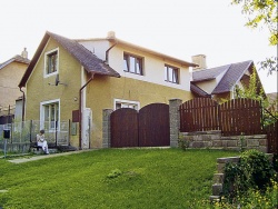 Pohled z ulice na původní, starší část objektu
