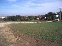 Na pozemku už pracují geodeti a "kolíkují"