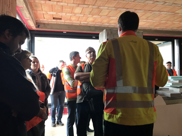 Výstavba prvního vzorového domu programu Wienerberger e4 dům úspěšně dosáhla důležitého milníku. Hrubá stavba tohoto rodinného domu s celokeramickou obálkou z materiálů značek Porotherm a Tondach byla dokončena. Odborná veřejnost i zájemci o stavbu e4 domu se mohli prostřednictvím workshopu přímo na stavbě seznámit dne 23. 10. 2019 s průběhem výstavby, technologickými postupy, materiály i partnery. (Zdroj: Wienerberger)