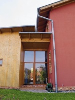 Střecha nad vstupní halou měla být původně skleněná, ale majitelé domu ji z finančních důvodů nakonec udělali ze dřeva