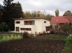 Sveto se rozmýšlí, jak bude vypadat jeho budoucí rodinný dům. Tenhle by se mu docela líbil