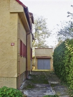 Hlavní vstup do domu je umístěn vzadu vedle garáže