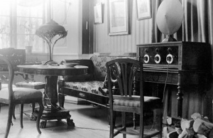 Interiér z roku 1925, radiopřijímač firmy BANG and OLUFSEN