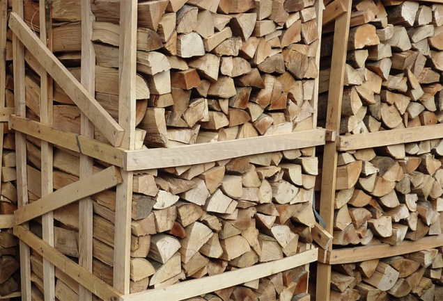 Ekologičnost je jeden z hlavních důvodů, proč přírodní materiál v oblasti vytápění zažívá renesanci.