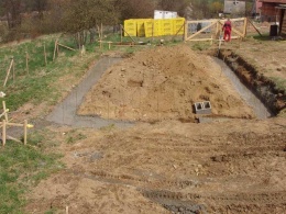 Beton se nevyléval zároveň se zemí