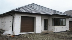 Sladit okna s garážovými vraty se nakonec Jankovi podařilo