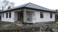 Střešní krytina je od firmy Tondach, okna jsou dřevěná