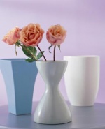 Vázy Respekt, design A. Efverlund a M. Vinka, v. 12 cm, cena 49 Kč (uprostřed), v. 19 cm, cena 99 Kč (vpravo), IKEA