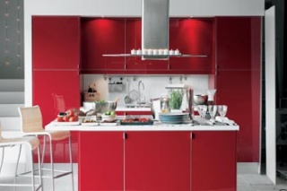 Kuchyň Abstrakt v červené fólii ve vysokém lesku stojí ve standardní kombinaci 22 990 Kč, IKEA