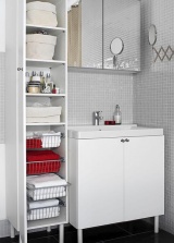 Série nábytku Vättern (Ikea), nízká skříňka pod umyvadlo stojí 2 478 Kč, vysoká s policemi 2 615 Kč, IKEA