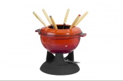 Senior, souprava na fondue v barevné kombinaci červená/černá od designéra Kristiana Krogha, cena 1 190 Kč (IKEA)